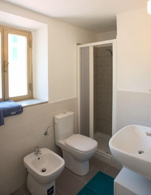 Bruser, hårtørrer, bidet, håndklæder