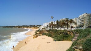 Beach nearby - Ocean front apartment with sea view situated in prime area of pear frame (Armação de Pêra)