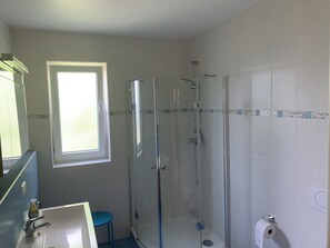 Combined shower/bathtub, hair dryer - Comfortable holiday apartment within walking distance of the beach, Fehmarn Golf Park and surfing area  (Fehmarn)
