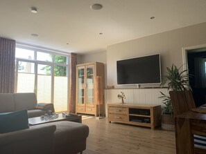 Télévision, jeux vidéo, lecteur de DVD, table de tennis de table