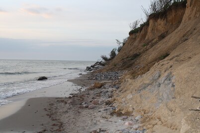 Vacation home close to the beach for 2 to 3 people on a large plot, quiet location.