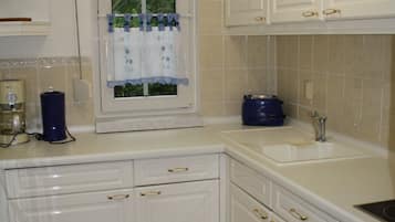 Een koelkast, een oven, een kookplaat, een vaatwasser