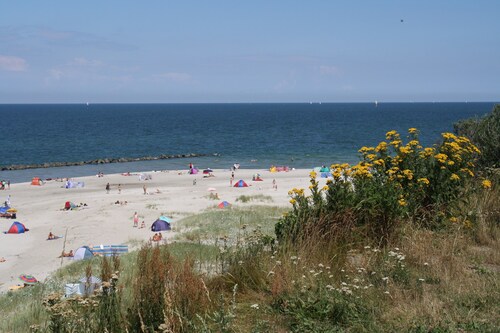 Strandnahes Ferienhaus für 2 bis 3 Personen auf großem Grundstück, ruhige Lage.