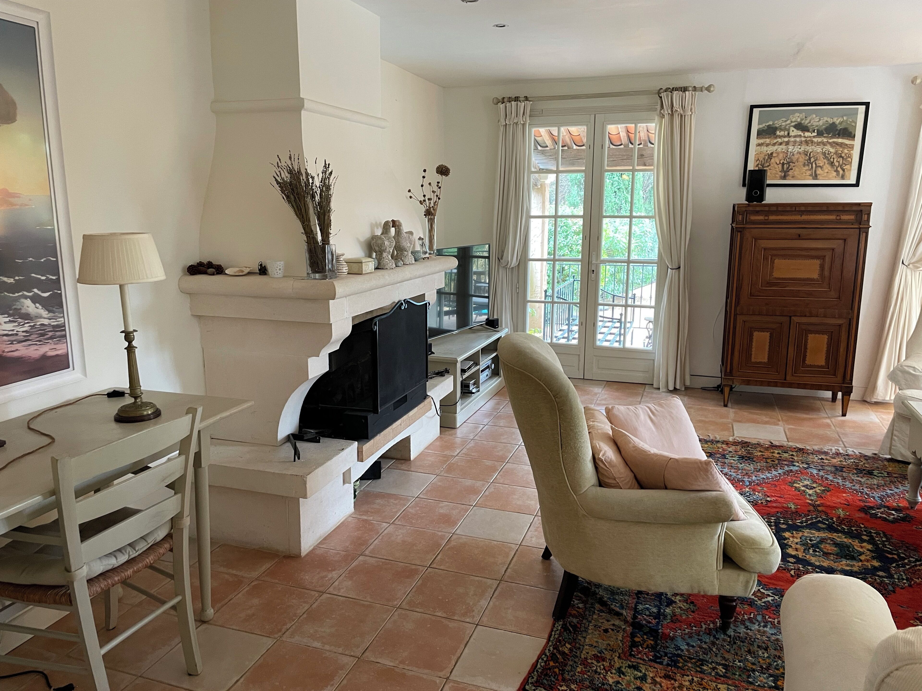 Smart TV, chimenea, reproductor de DVD y tenis de mesa 