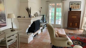 Smart TV, chimenea, reproductor de DVD y tenis de mesa
