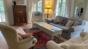 TV connectée, cheminée, lecteur de DVD, table de tennis de table