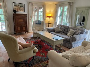 تلفزيون ذكي، مدفأة، مشغل دي في دي، تنس طاولة