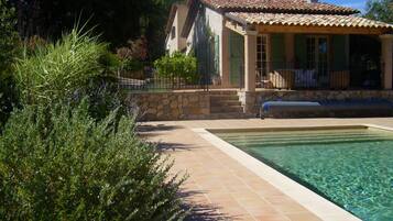 Een buitenzwembad en een verwarmd zwembad