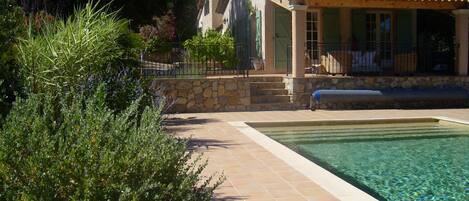 Utendørsbasseng og et oppvarmet basseng