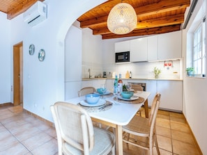Dining - Quinta da Liberdade: Spacious Cottage (4 persons) (Montinhos Da Luz)
