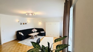 Fernseher, DVD-Player, Bücher, Stereoanlage