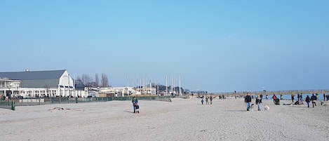 Nära stranden och solstolar