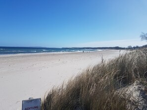 Een strand met een bord waarop 
