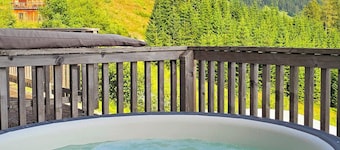 CHALET CHESETTA Mountain cabin—dogs welcome—at 1,600 m, with a sauna, hot tub, balcony...