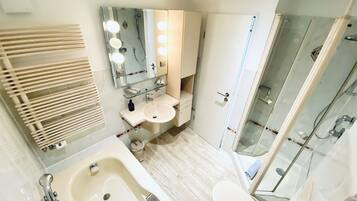 Badewanne, Haartrockner, Handtücher, Seife