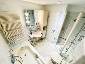 Bañera, secador de pelo, toallas, jabón