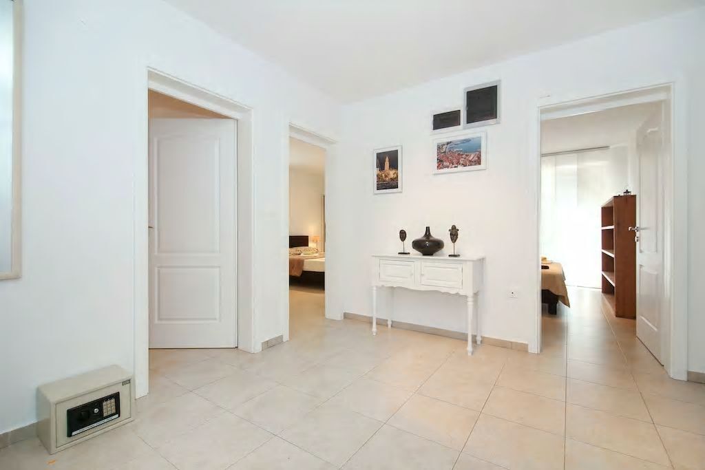 Upscale apartment with swimming pool and sea views