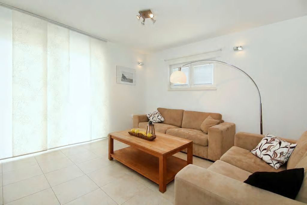 Upscale apartment with swimming pool and sea views