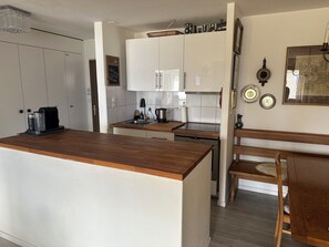 Kylskåp, mikrovågsugn, ugn och spishäll