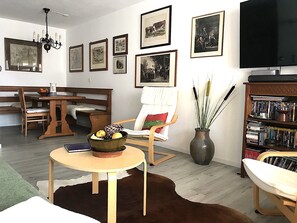 Smart-tv, dvd-spelare, böcker och ett filmbibliotek