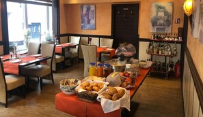 Colazione a buffet, servita tutte le mattine (6 EUR a persona)