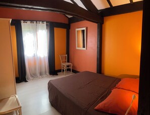 4 bedrooms, iron/ironing board, travel cot, free WiFi