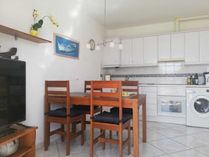 Fridge, oven, stovetop, coffee/tea maker