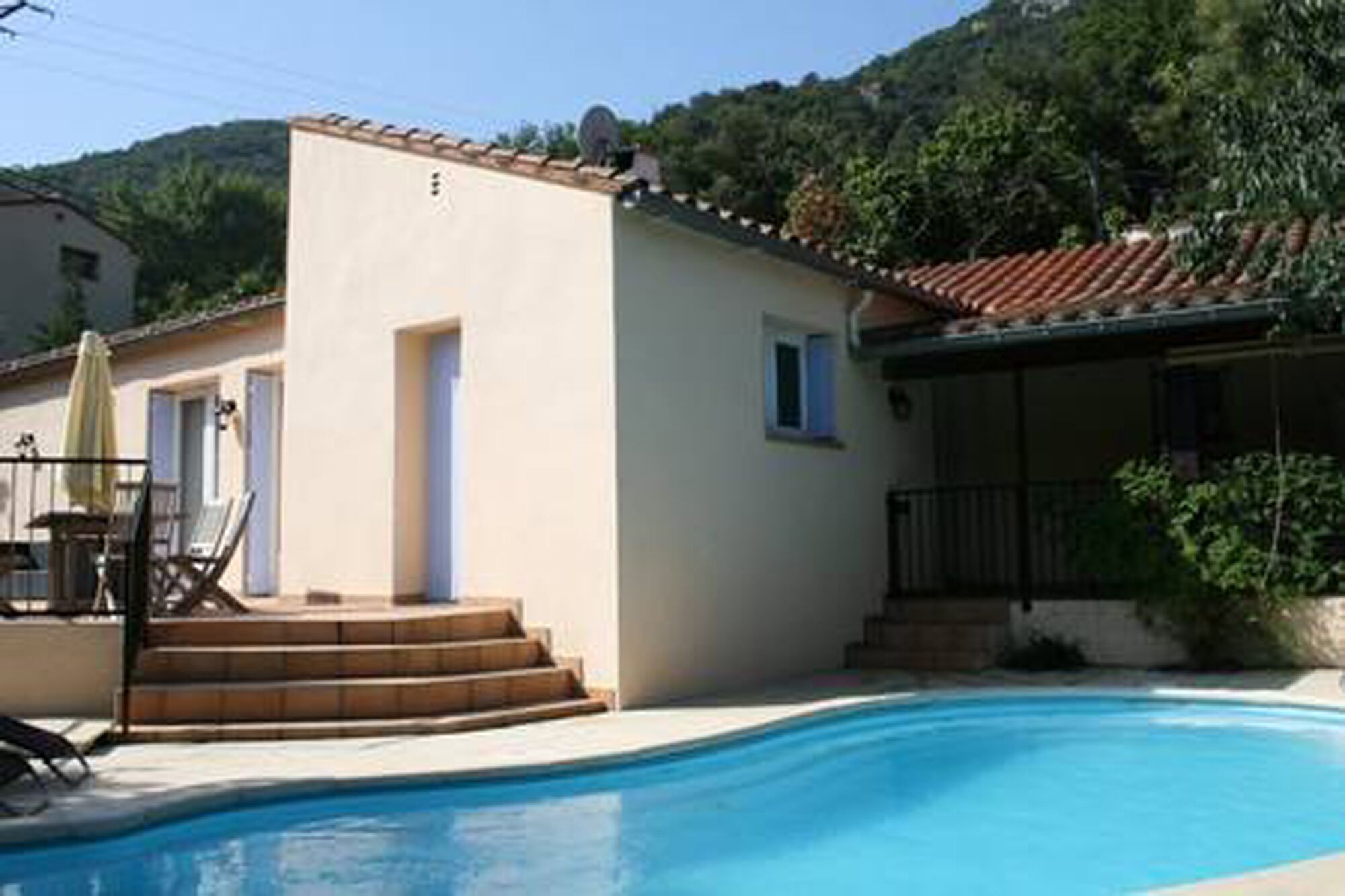 Between sea and mountains, private pool villa on one level