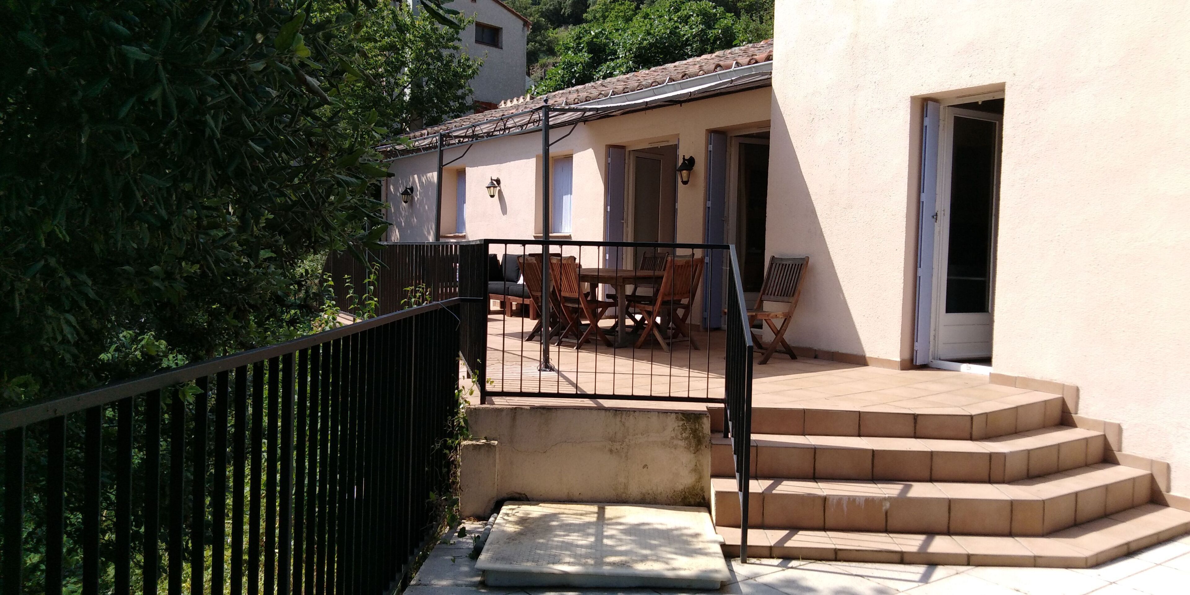 Between sea and mountains, private pool villa on one level