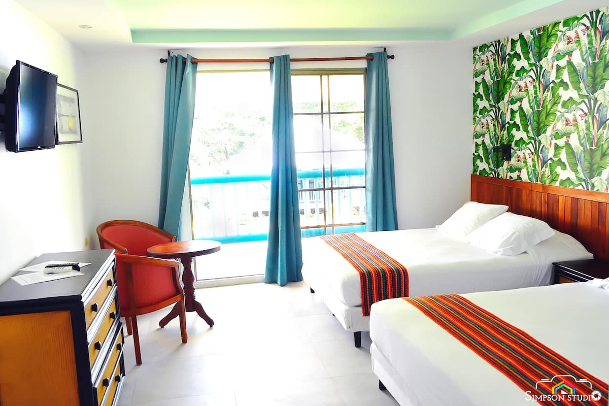 Chambre quadruple Confort, 2 grands lits, non-fumeur | Coffre-fort, accĂšs au Wi-Fi (inclus), literie fournie