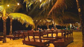 บนชายหาด, วอลเลย์บอล, บาร์ริมหาด, เรือคายัค