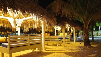 En la playa, vóleibol de playa, bar en la playa y kayaks