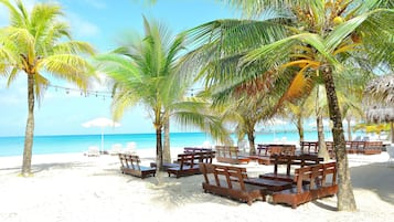 Aan het strand, beachvolleybal, een strandbar, kajakken