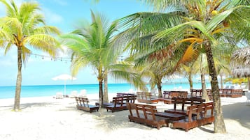 Am Strand, Volleyball, Strandbar, Kajakfahren