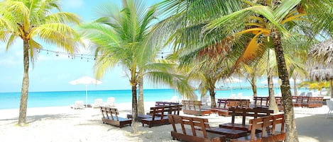 Aan het strand, beachvolleybal, een strandbar, kajakken