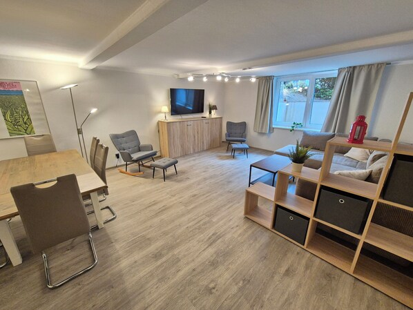 Smart-TV, DVD-Player, Stereoanlage