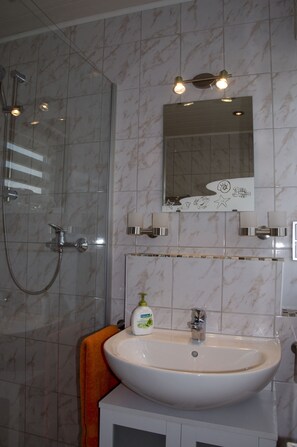 Shower, towels - And feel arriving at home (Blumenthal)