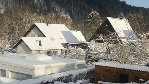 Un quartiere residenziale innevato con case e un cortile recintato.