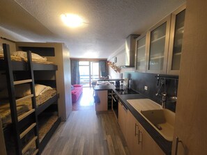 Oven, stovetop, dishwasher - Sunny Village Centre Studio with South-Facing Balcony (Montgenèvre)