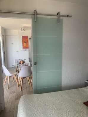 2 bedrooms, iron/ironing board, free WiFi