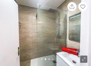 Shower, hair dryer, toilet paper - Beautiful, air-conditioned apartment with ocean views, Wi-Fi, elevator, and underground parking (Cavalaire-Sur-Mer)