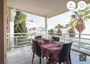 Outdoor dining - Magnificent air-conditioned apartment, sea view, elevator, Internet, Parking (Cavalaire-Sur-Mer)