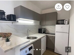 Coffee/tea maker, fridge, microwave, oven - Beautiful, air-conditioned apartment with ocean views, Wi-Fi, elevator, and underground parking (Cavalaire-Sur-Mer)