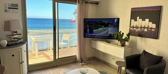 Magnificent air-conditioned T3, sea-facing 2 bedrooms, elevator, Internet, enclosed car park.
