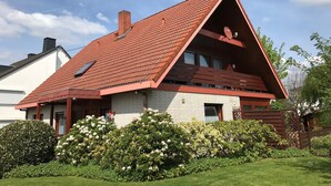 A house with a red-tiled roof, a brick facade, and a small balcony. - new in 2019 !! Our apartment has been lovingly furnished for you (Minderlittgen)