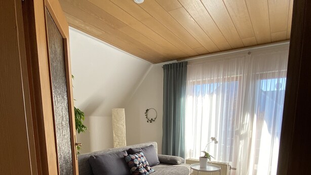 A modern living room with a grey sofa, a small round table, and a wooden floor. - new in 2019 !! Our apartment has been lovingly furnished for you (Minderlittgen)