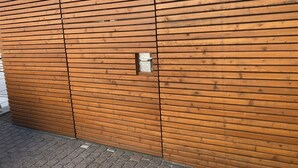 A wooden wall with horizontal planks and a small square window. - new in 2019 !! Our apartment has been lovingly furnished for you (Minderlittgen)