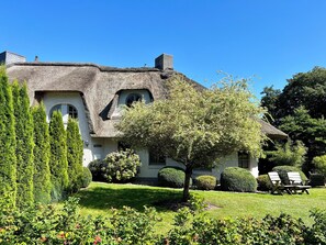 Exterior - Apartment in the reed house Nordsee-Bude:Dünen Butze, quiet location with large garden (St. Peter-Ording)