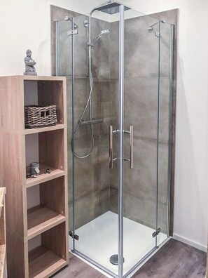 Een douche, een haardroger, handdoeken, zeep