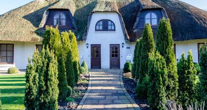 Wohnung im Reethaus Nordsee-Bude:Dünen Butze, ruhig gelegen mit großem Garten